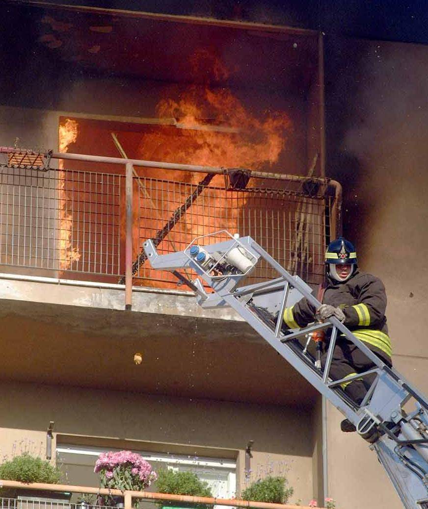 Anziano muore nell’incendio della casa