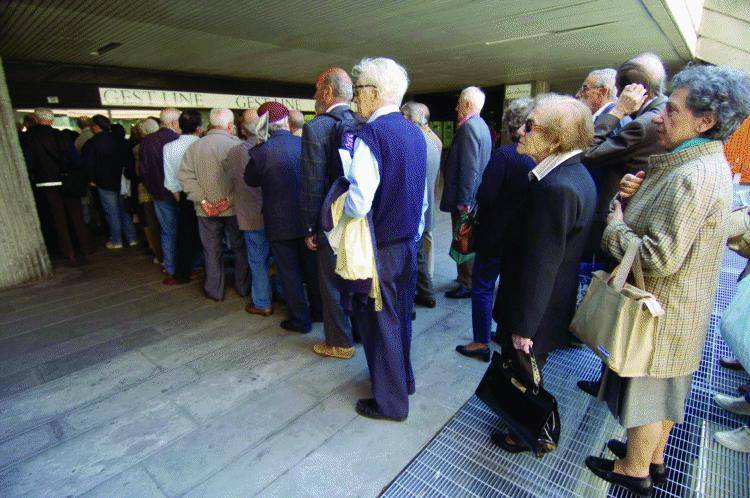 Ancora guai per pagare le tasse tra pugni e richiami del prefetto