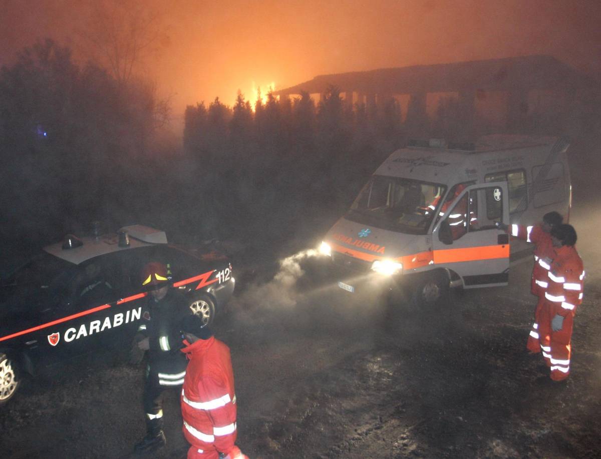 Brucia campo rom Notte in chiesa per cinque famiglie