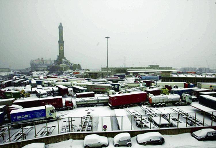 Tir bloccati dentro il porto