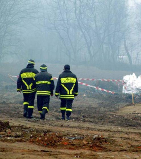 Brucia le sterpaglie del giardino, anziano muore carbonizzato