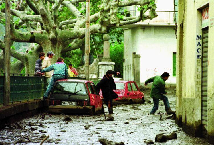 Soccorso sotto casa: forse investito da auto