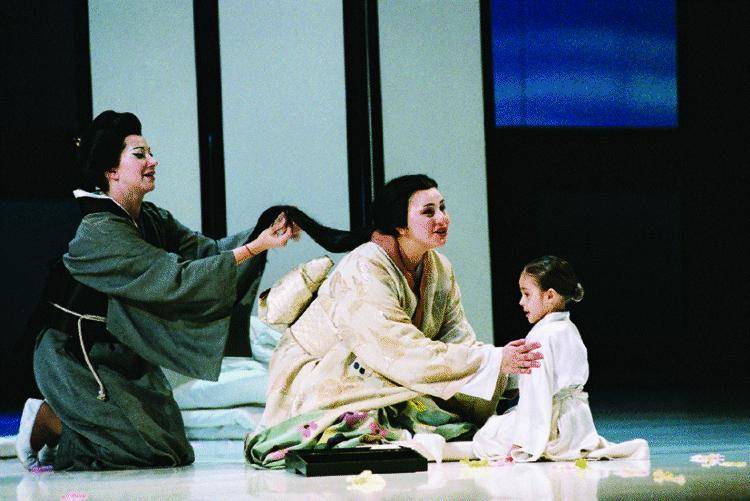 Madama Butterfly batte le ali tra voci ed esplosioni di luce