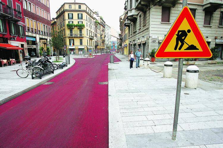In corso Garibaldi l’asfalto si colora di rosso