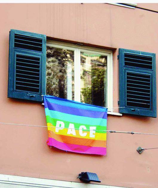 L’ipocrisia delle bandiere arcobaleno