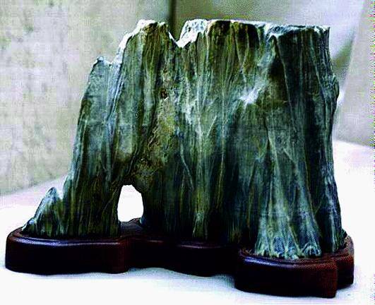 Oneglia espone le pietre da trasformare in «suiseki»