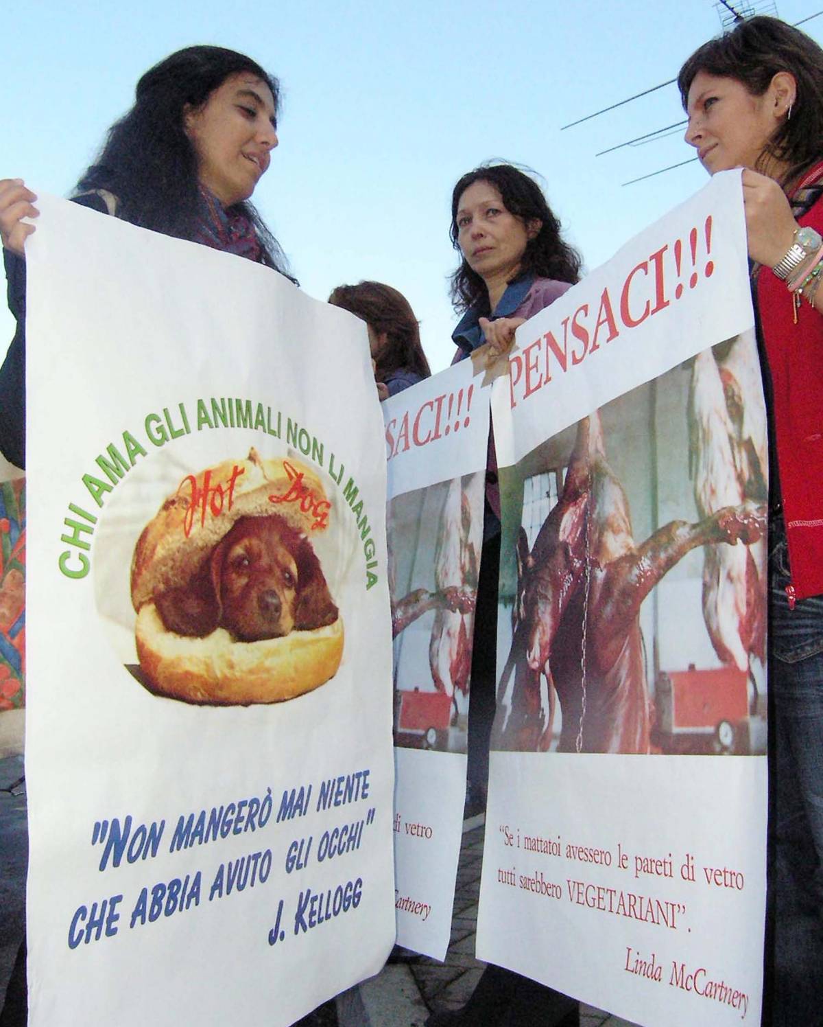 Lanci di pomodori contro il macello di Cà de Pitta