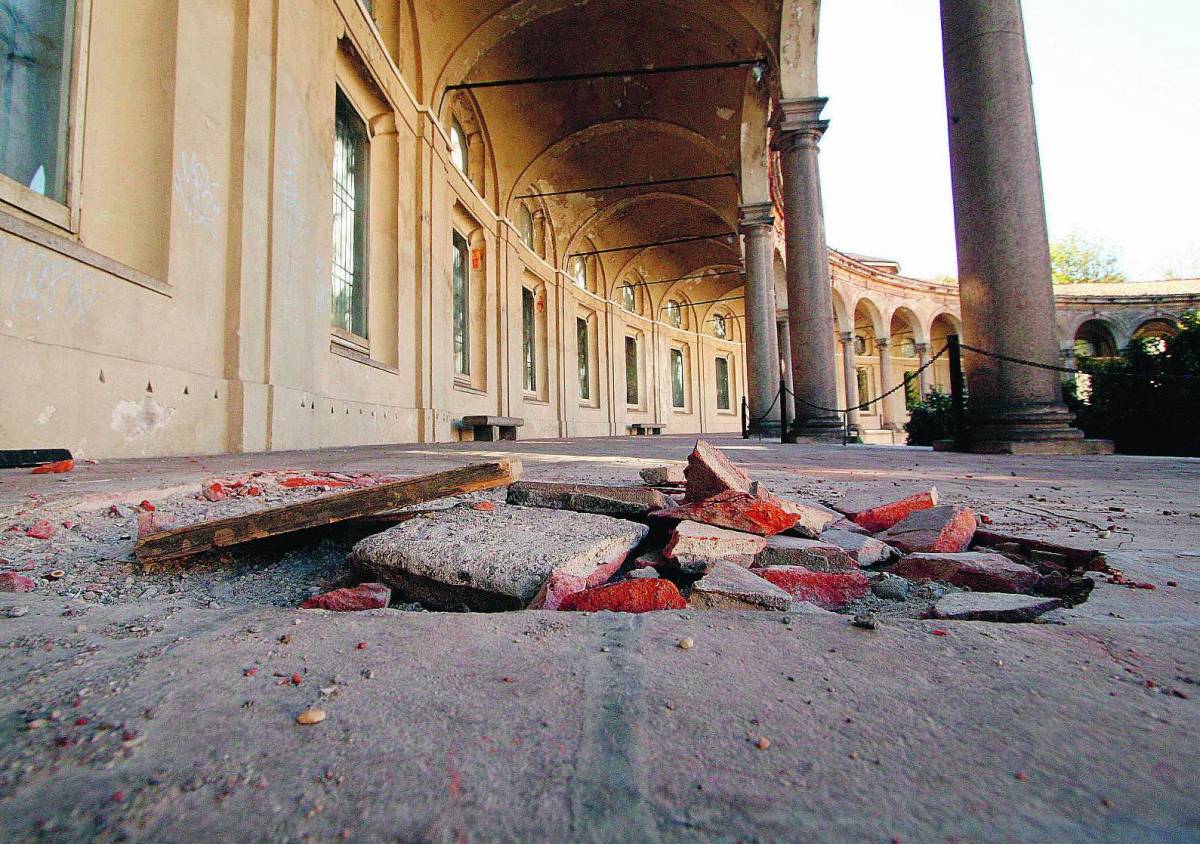 Rotonda della Besana nel mirino dei vandali