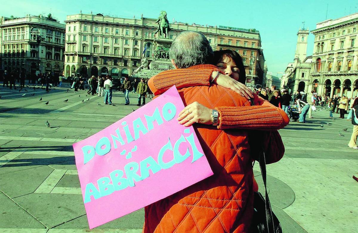 Gli abbracci in regalo conquistano i milanesi