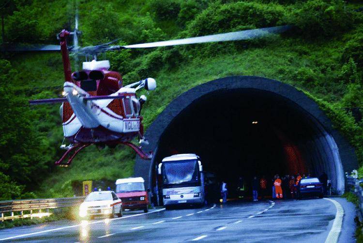 Motociclista si schianta e muore in corso Italia