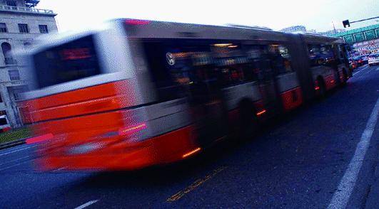 Autobus bersagliato da bottiglie: due feriti