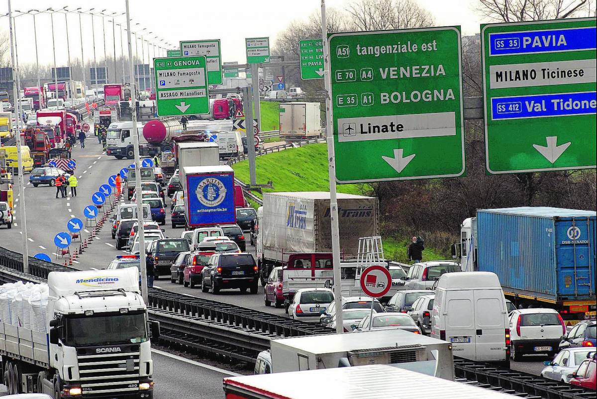 Incidente in tangenziale, code di 22 chilometri