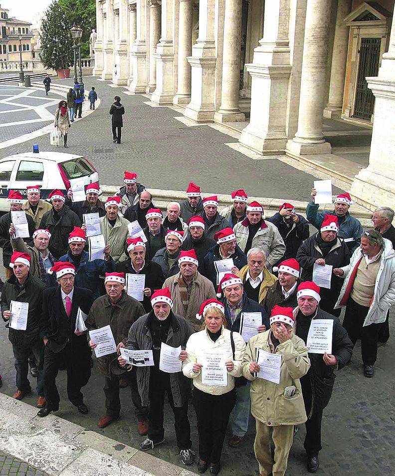 Vigili babbi Natale: protesta in Comune