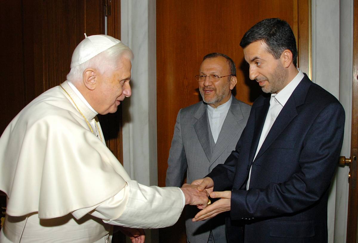 Lettera di Ahmadinejad al Papa. 
Ratzinger: "Dialogo e pace tra i popoli"