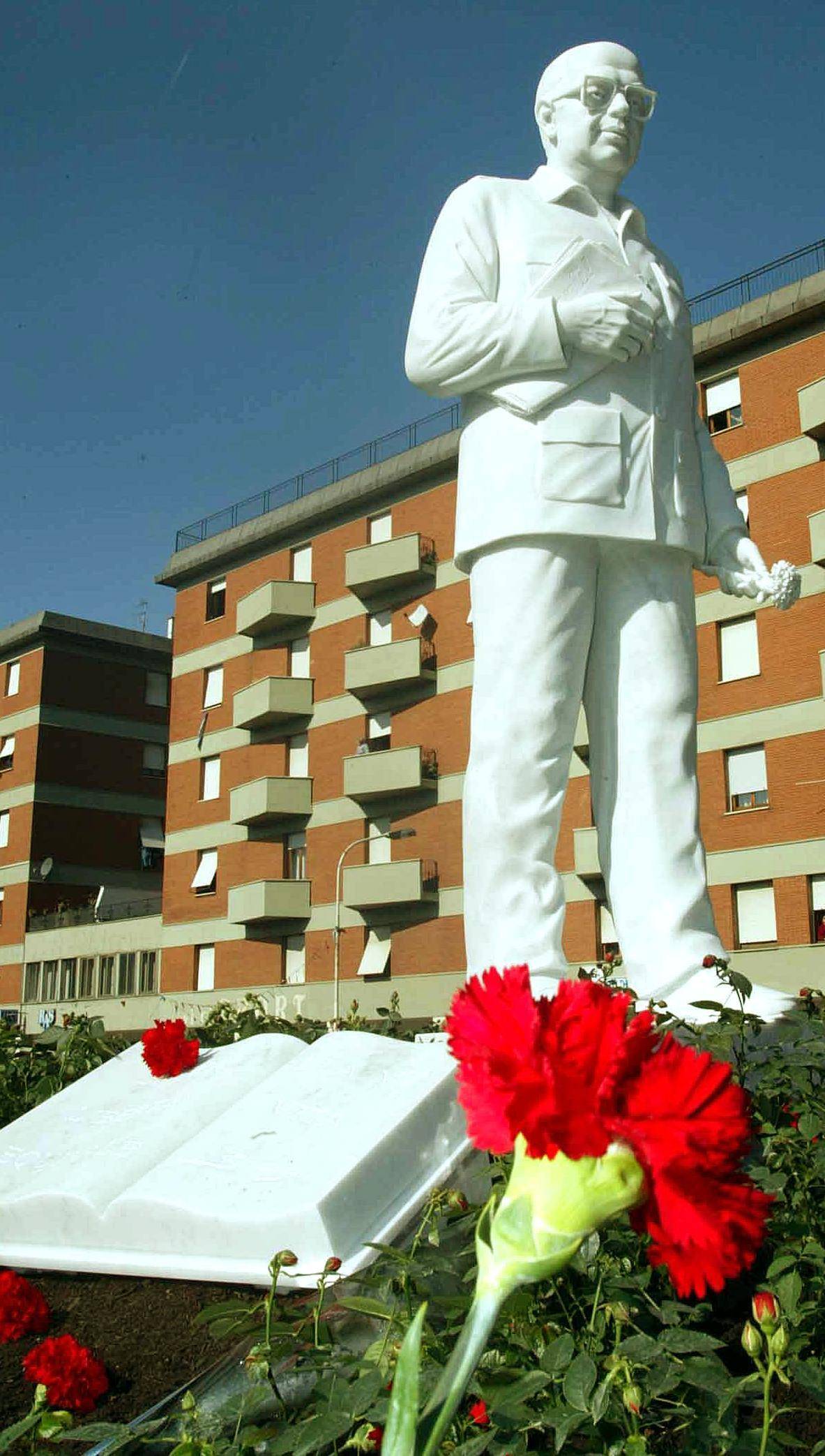 Dal monumento dedicato a Craxi alla dichiarazione di «Comune de-dipietrizzato». Il prossimo progetto: una statua a Dante Alighieri, prima vittima di Tangentopoli Tutte le sfide del «craxiano di ferro»