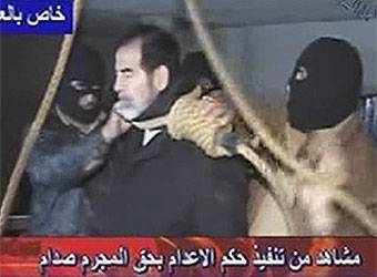 Saddam Hussein impiccato all'alba 
Mostrato in tv con il cappio al collo