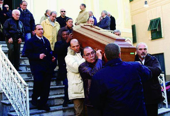 Una rosa bianca in via Cagliari per salutare Rocco Agostino