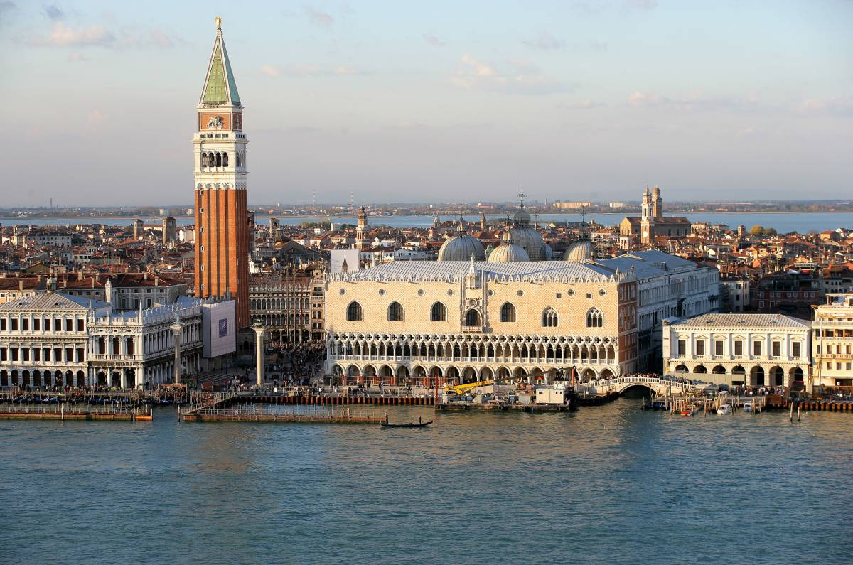 I cinesi stanno clonando Venezia e Barcellona