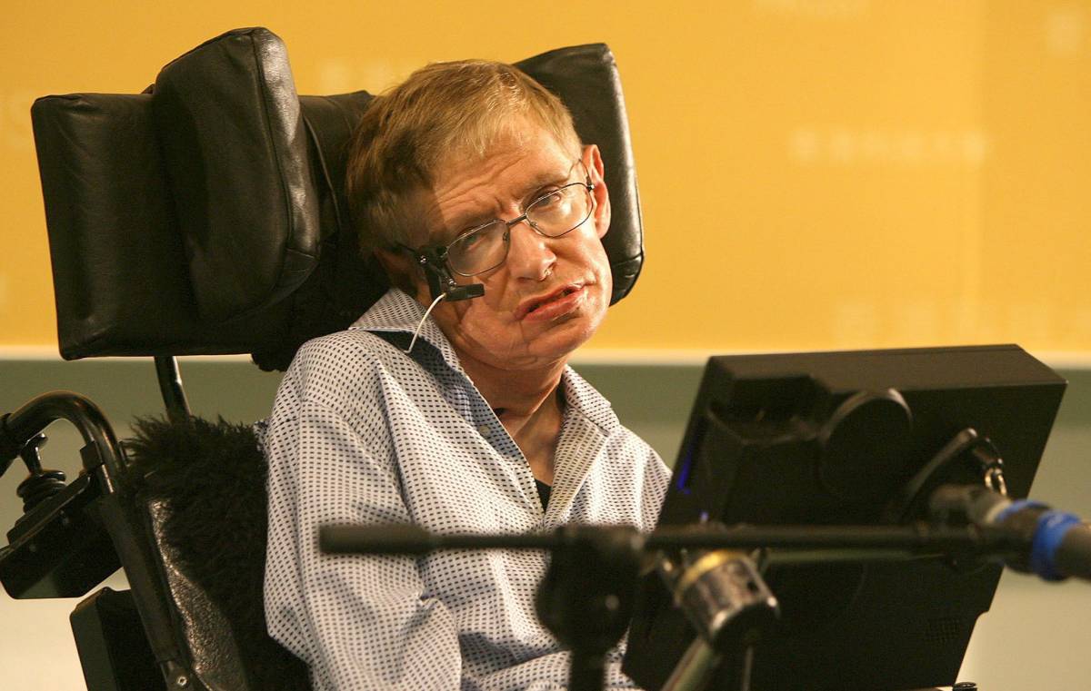 L'astrofisico Hawking nello spazio sulla sedia a rotelle 