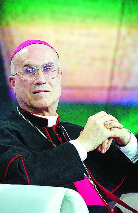 Bertone sul caso Wielgus: "Chiesa fedele anche nei momenti del compromesso"