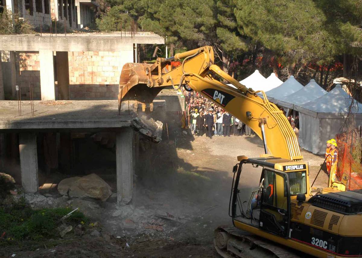 Calabria, abbattuto l'ecomostro di Copanello