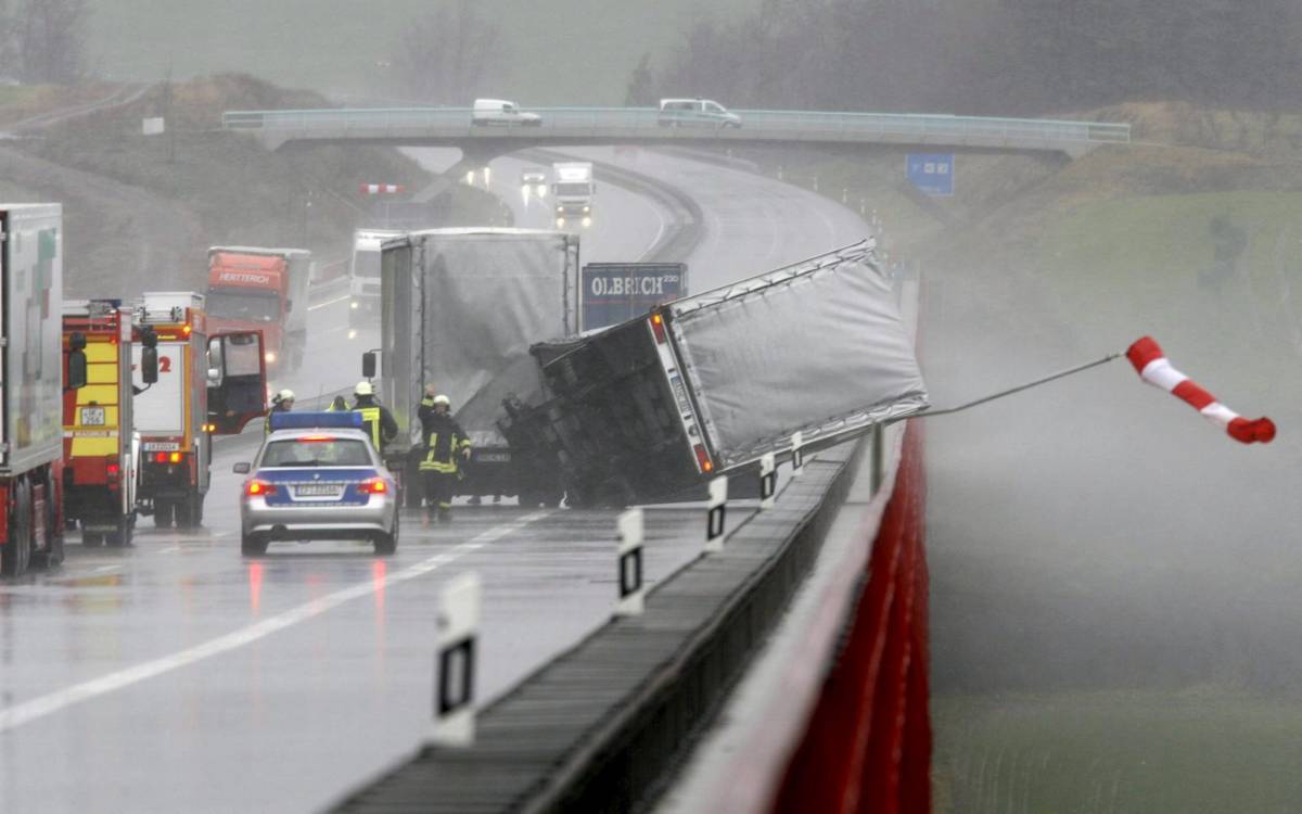 L'uragano Kyrill si abbatte sull'Europa, 9 morti