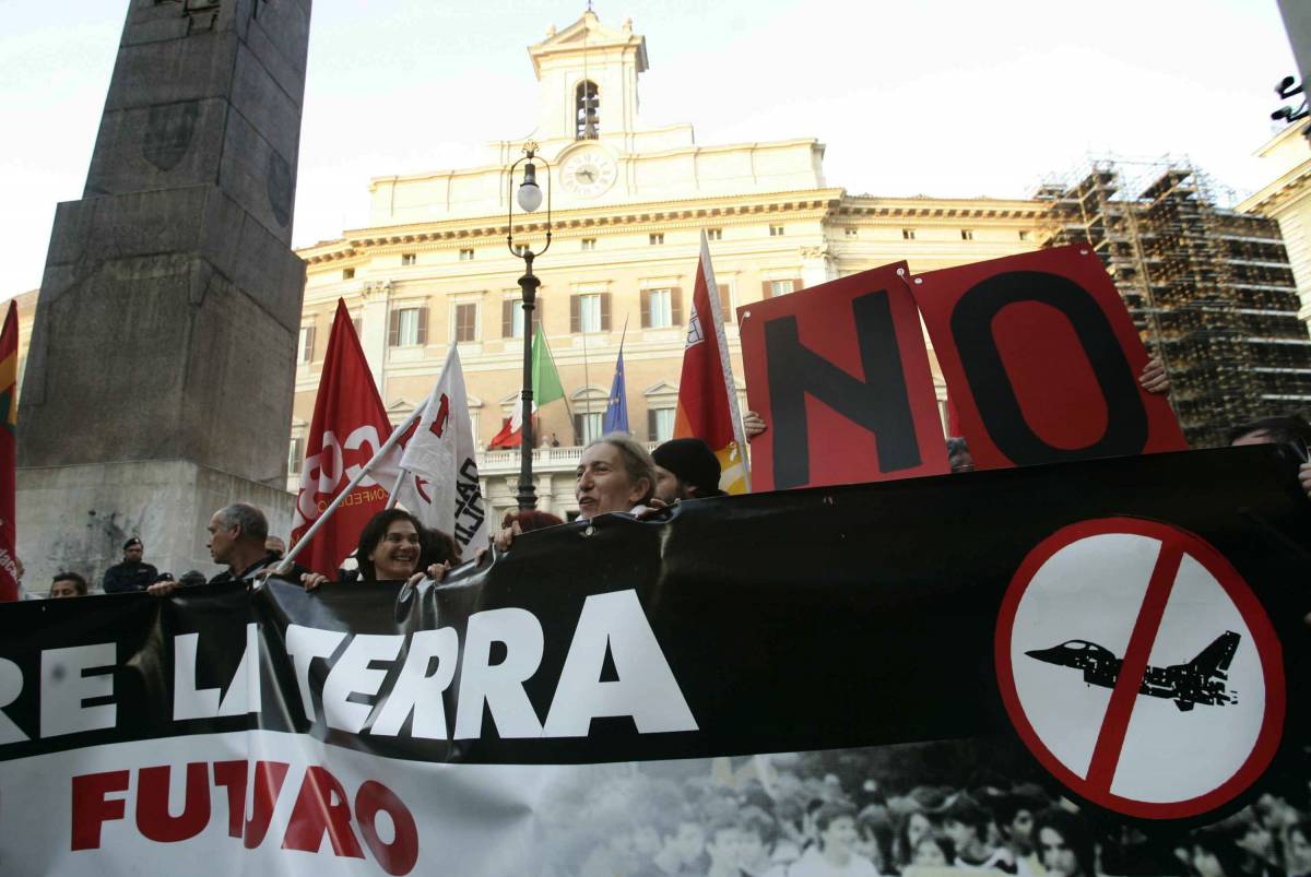 Stop alla base Usa, la sinistra "no war" 
in piazza contro Prodi: sit-in alla Camera