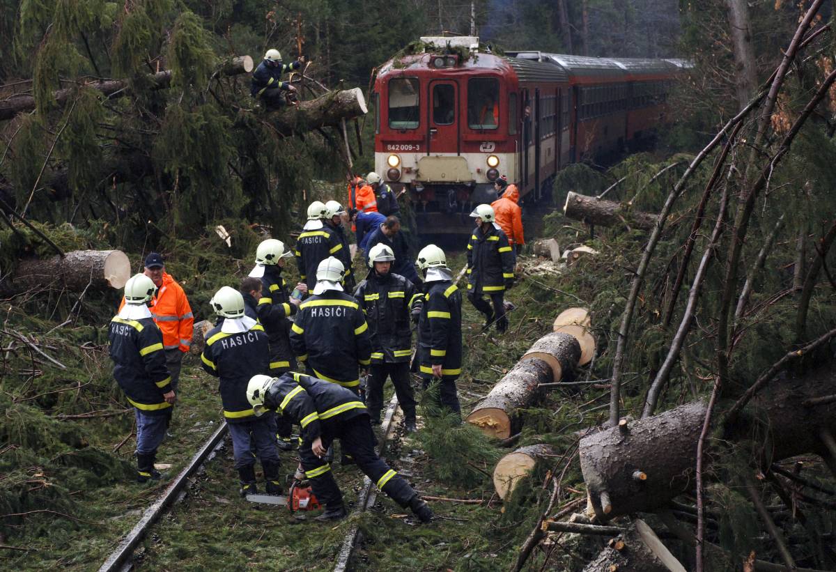 L'uragano Kyrill travolge l'Europa: 44 morti 
In Italia è allarme caldo: 25 gradi a Torino