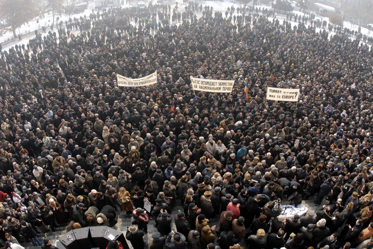 Turchia, 100mila al funerale del giornalista armeno ucciso