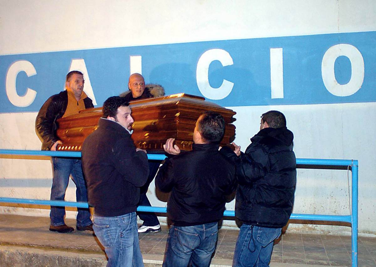 Due calciatori di 19 anni indagati per la morte del dirigente dei dilettanti a Cosenza