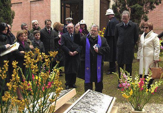 A Ostia lo show della spada in rosa