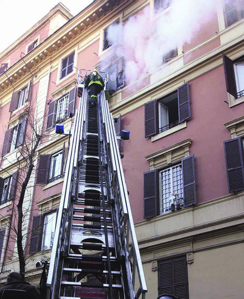 Rogo in un palazzo a San Giovanni: i vigili del fuoco salvano un anziano