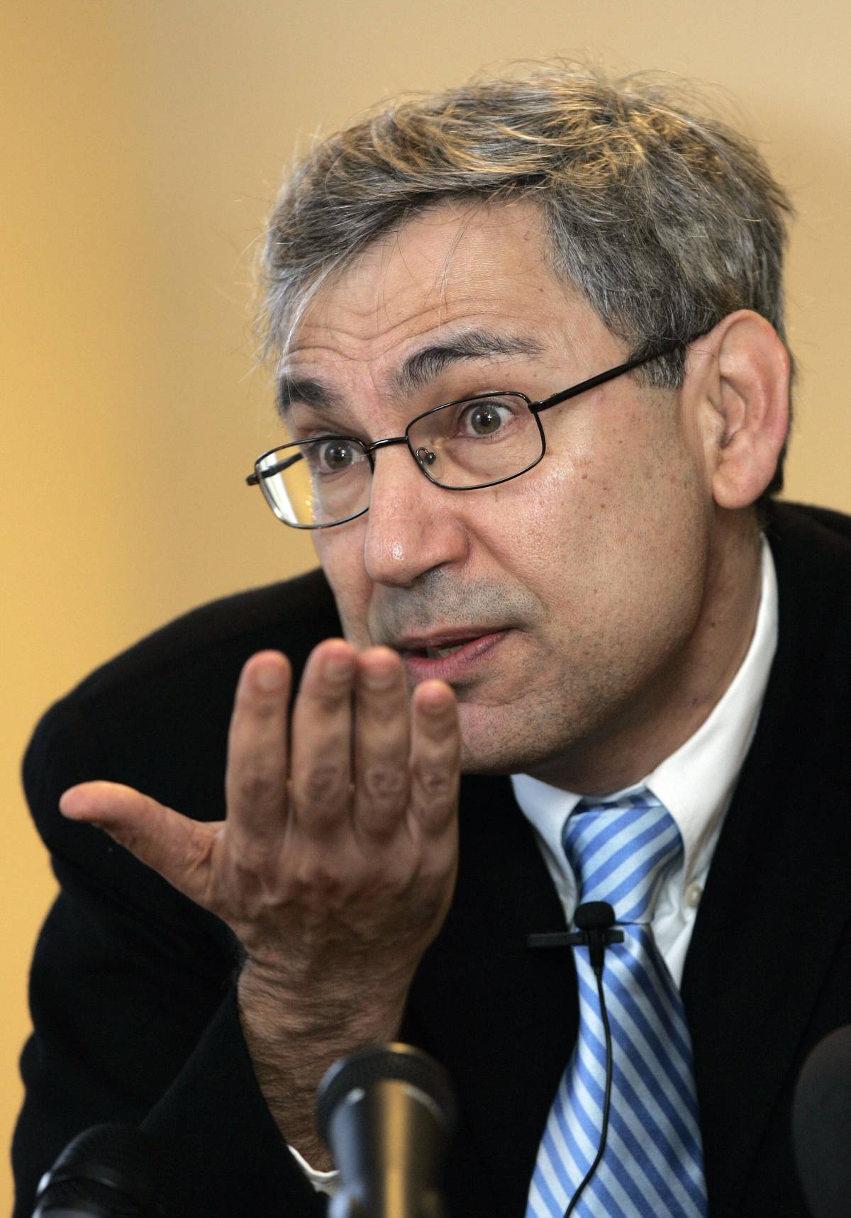 Il Nobel Pamuk lascia la Turchia: rischi per la vita
