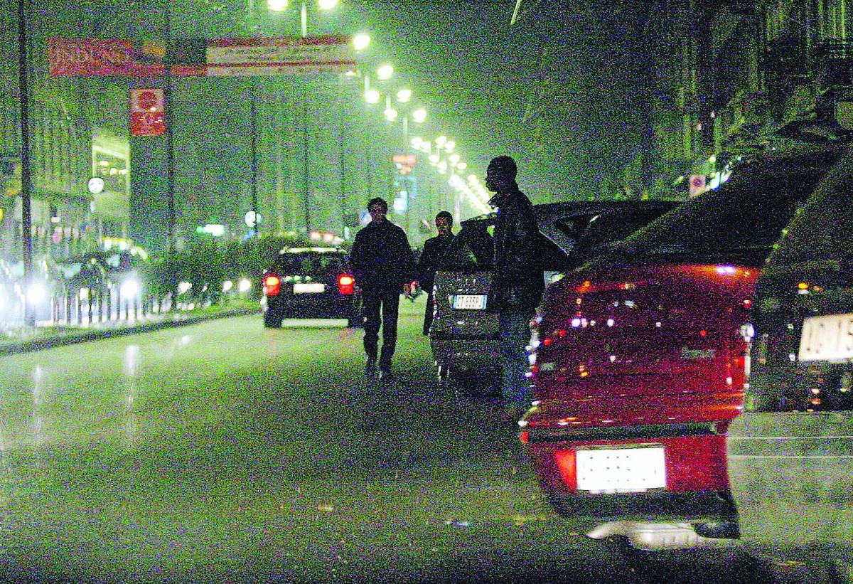 Viale Monza, i cittadini fotografano i pusher