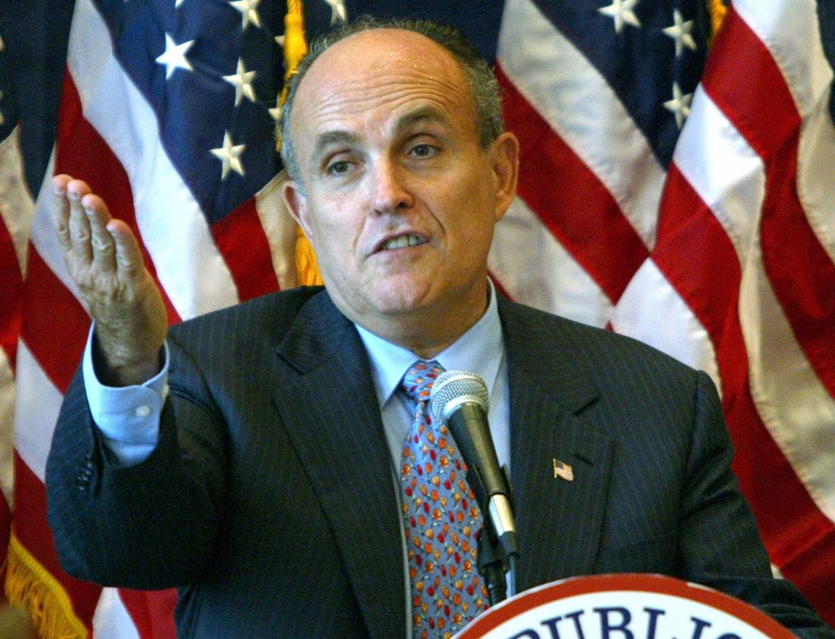 Giuliani contro Hillary Clinton:  
"Corro per la Casa Bianca"