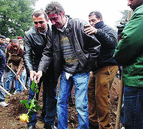 Hina, tensione e lacrime ai funerali islamici