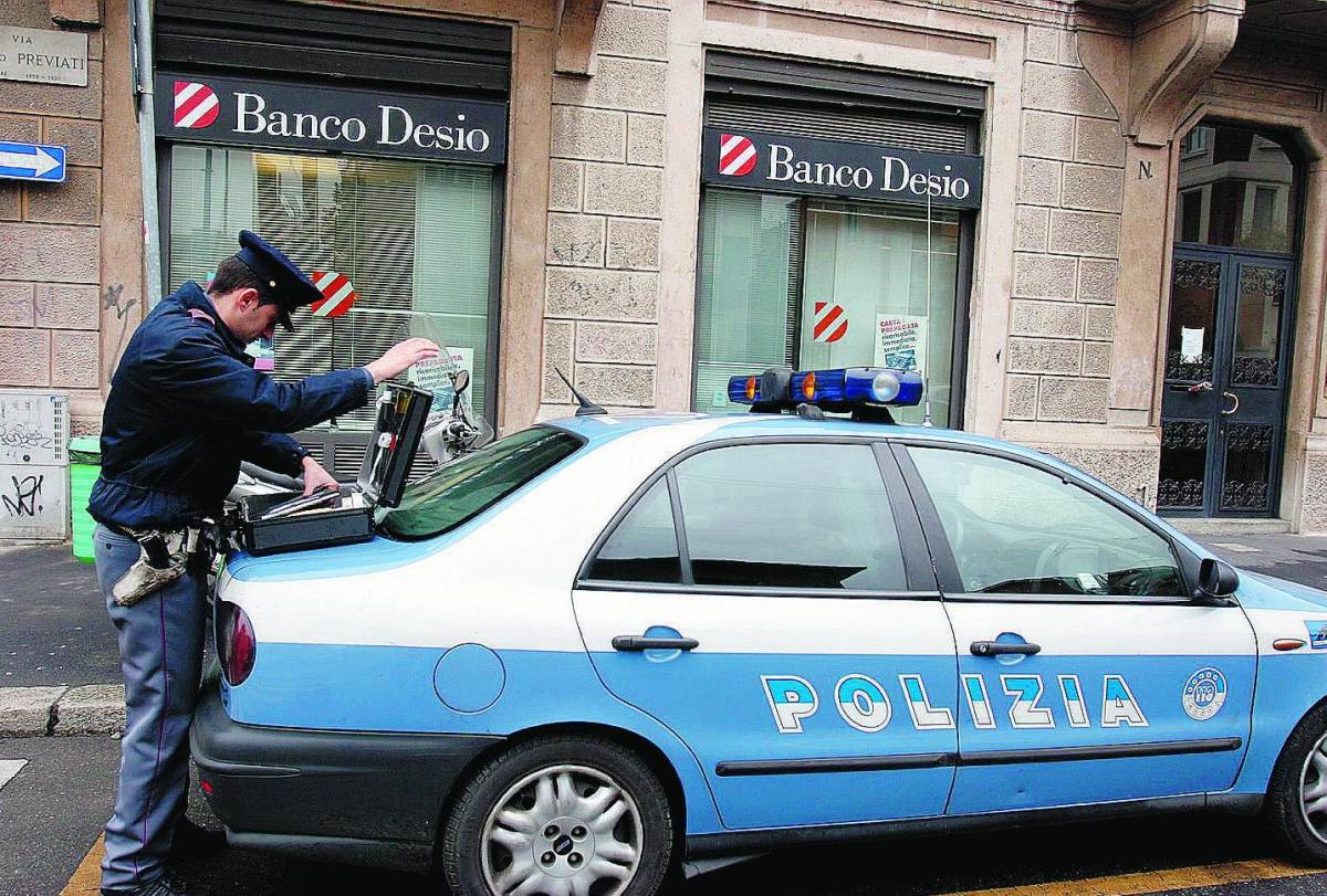 Preso e ammanettato, sfugge all’agente