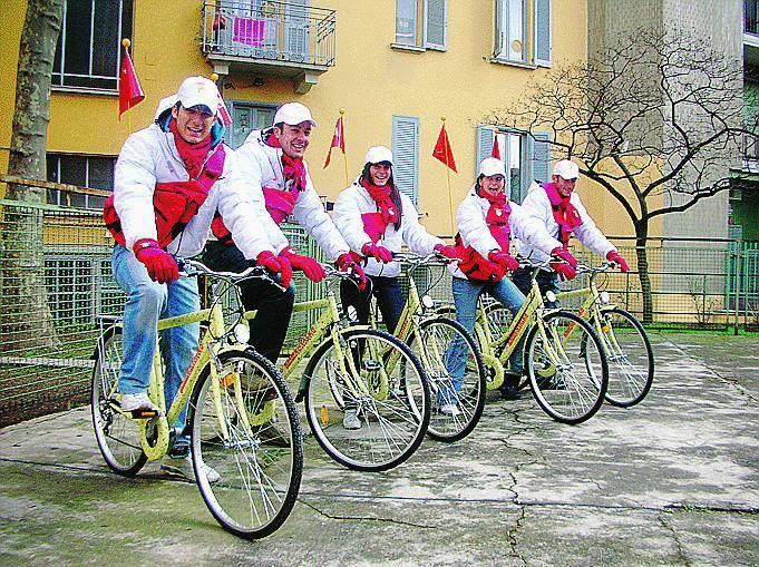 Biciclette con i buchi per pubblicizzare concorso fotografico