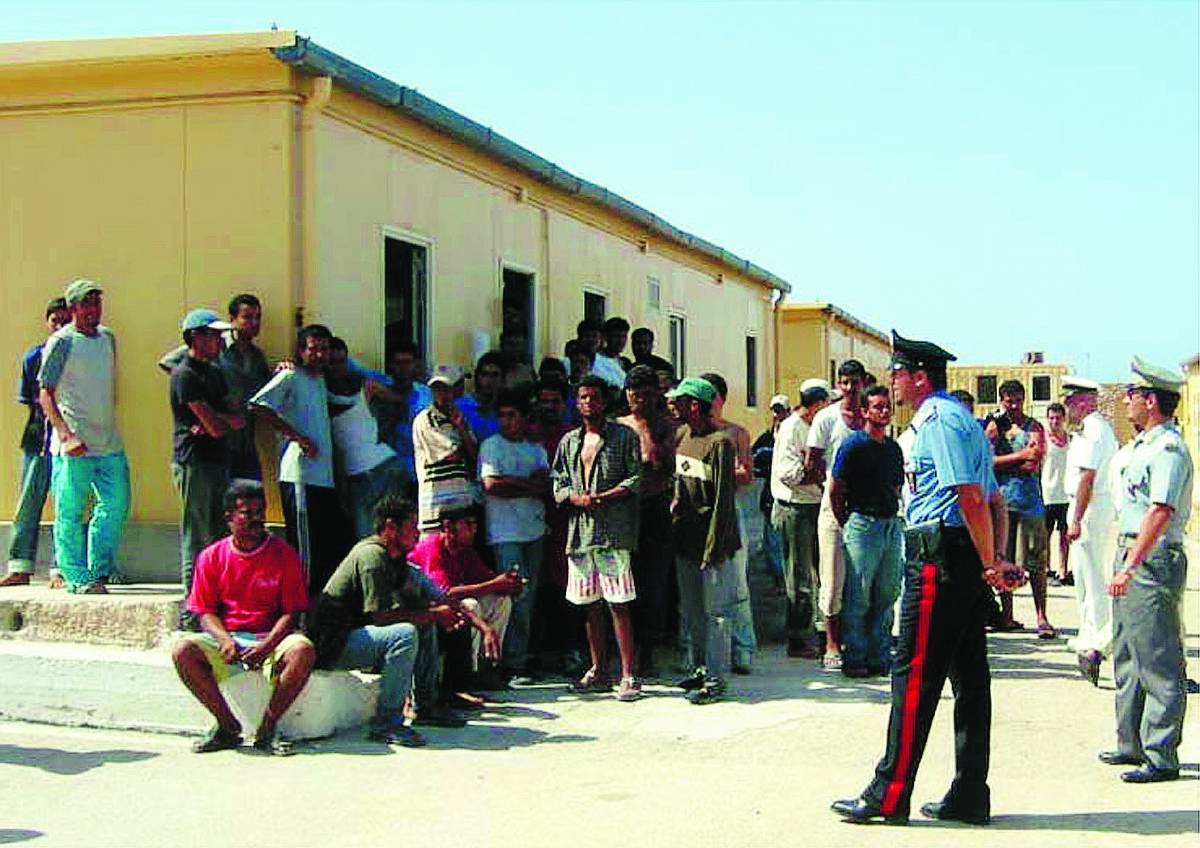 Lampedusa, maxisbarco di clandestini