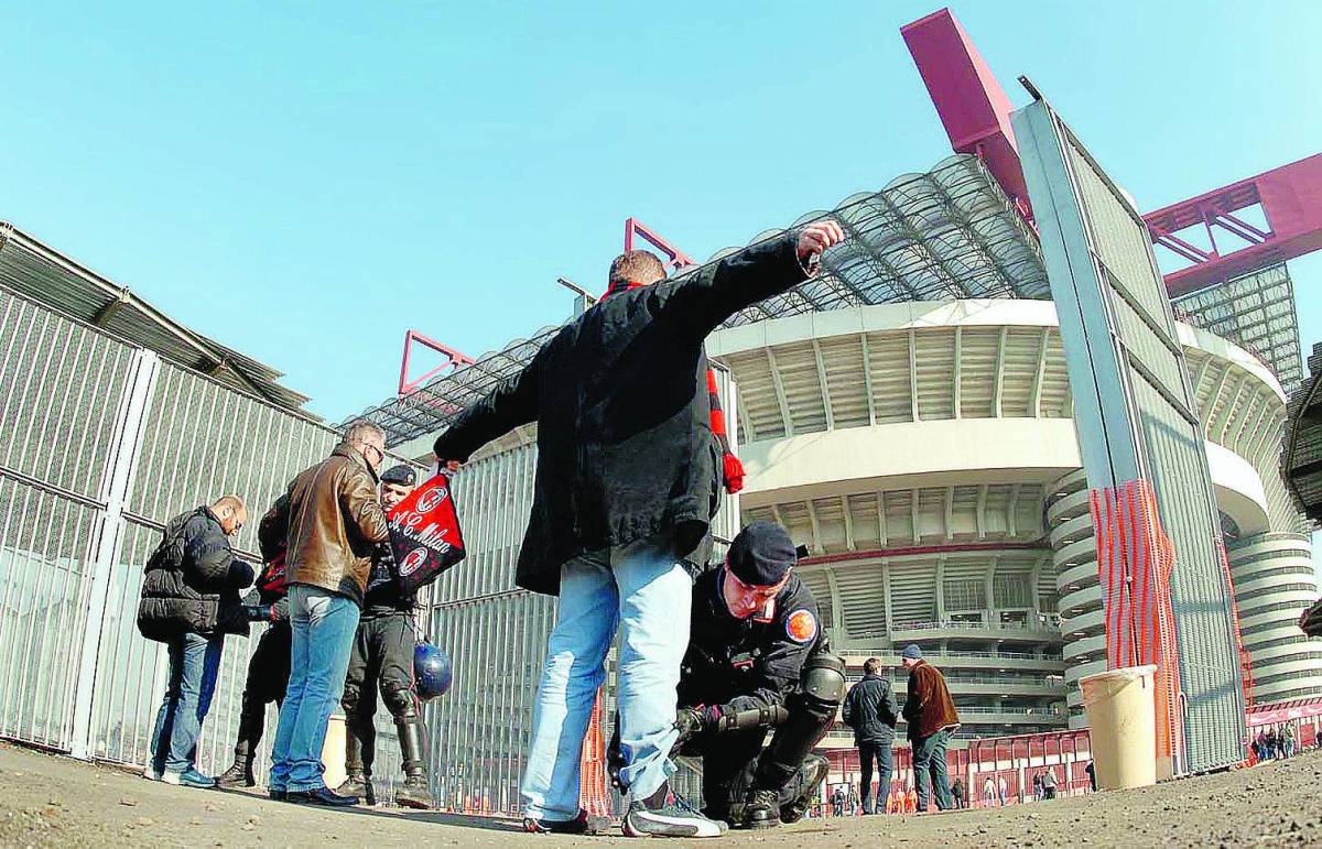 I nuovi tornelli mettono in coda i milanisti