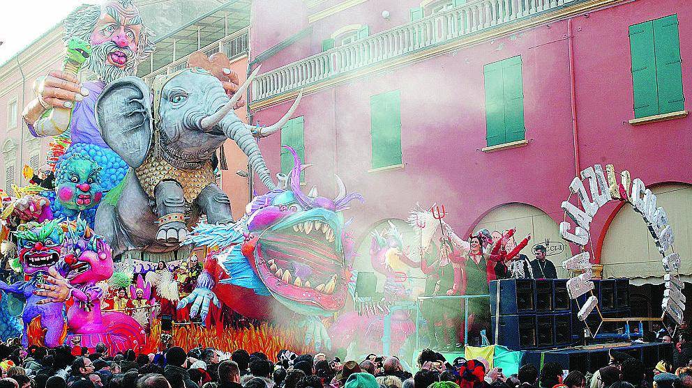 Carri e maschere, sfila il carnevale fuori porta