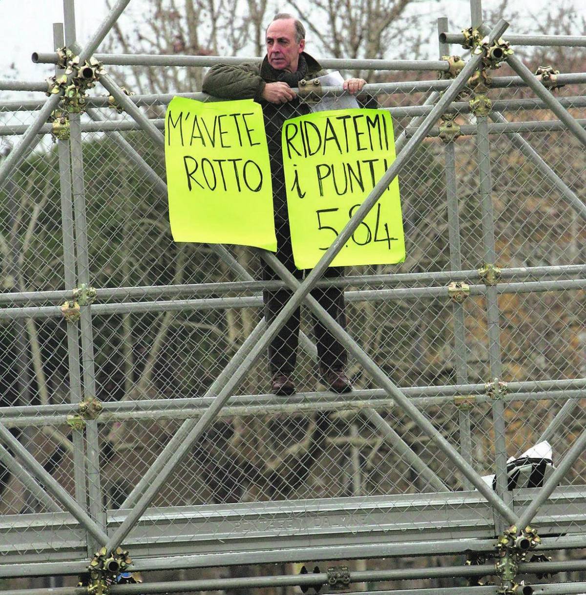 Ex assessore protesta sul ponte «M’hanno negato l’aspettativa»