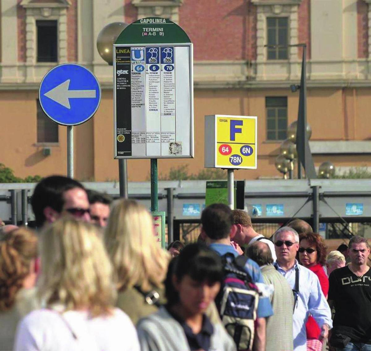 Pochi, affollati e sporchi: il disservizio viaggia in bus