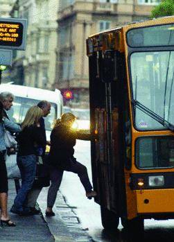 A 4 anni scappa di casa e va dal papà in bus