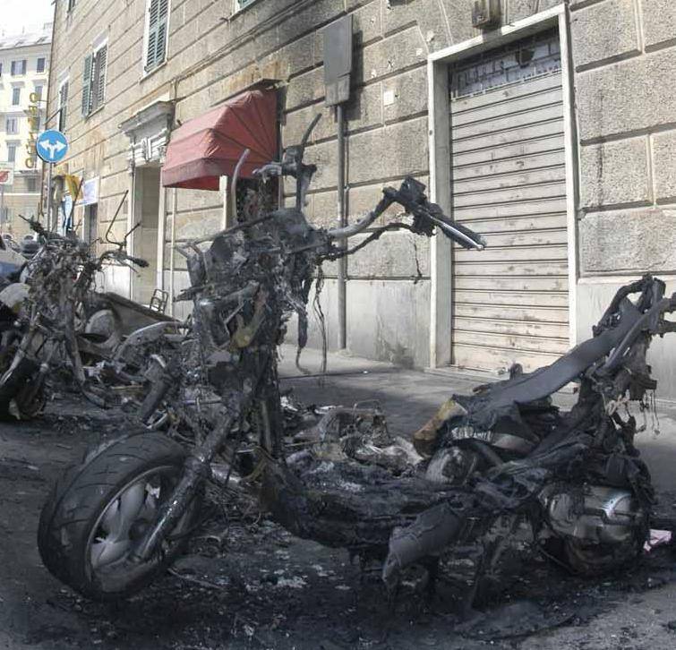 Corso Magenta preda del degrado: oltre le transenne c’è la discarica