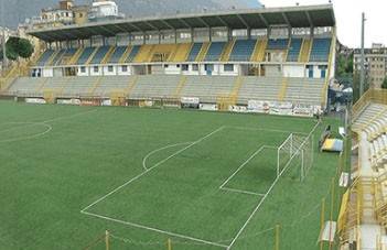 Castellammare di Stabia: 4 molotov allo stadio