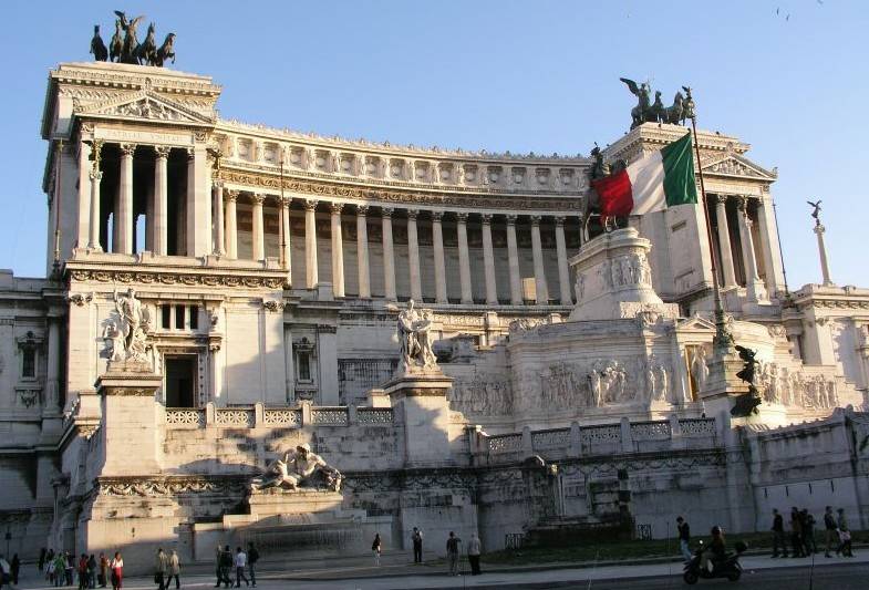 Roma, allarme bomba all'Altare della Patria