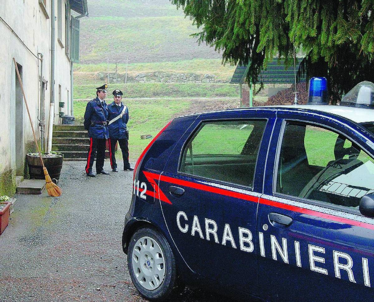 "Torno e vi uccido". Ma il suocero gli spara