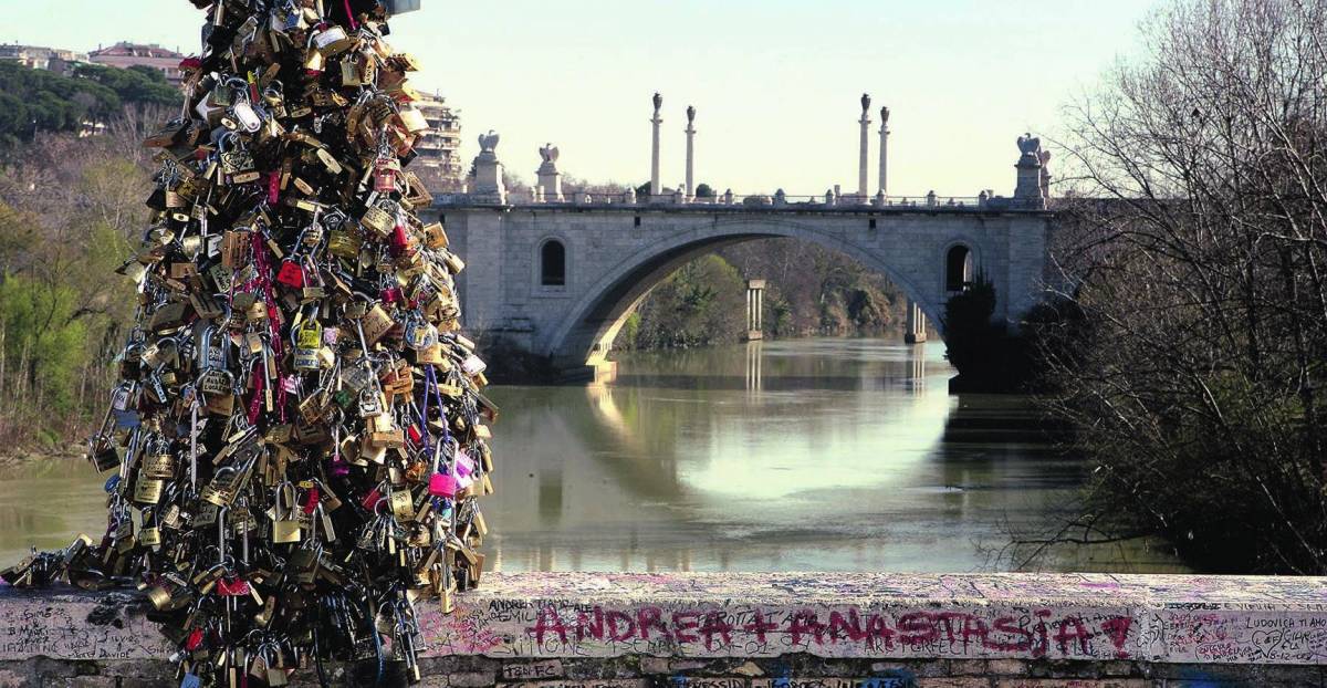 A Ponte Milvio i residenti «slucchettano» i lampioni