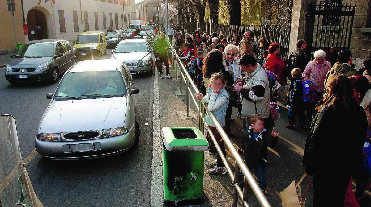 Smog, un bambino su tre va a scuola in auto